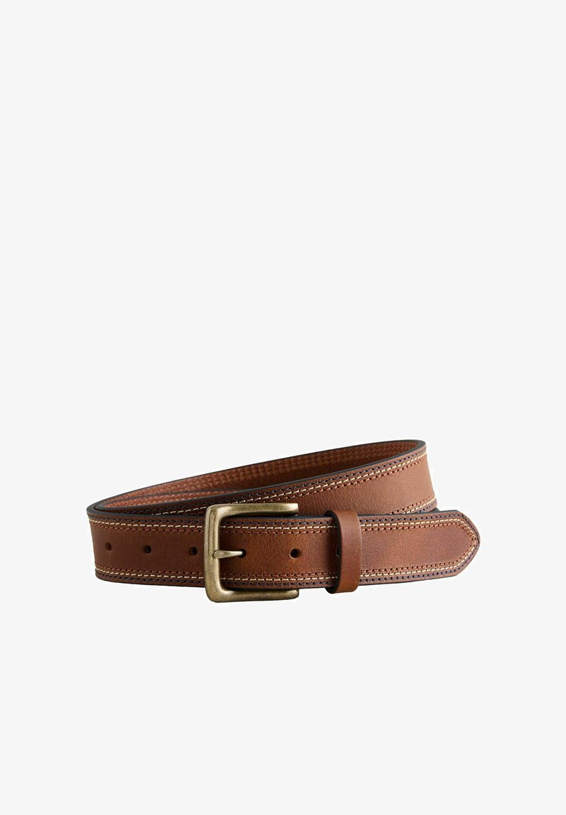 Ceinture en cuir marron avec boucle en laiton, couture détaillée le long des bords, et plusieurs trous de réglage, enroulée sur un fond blanc.