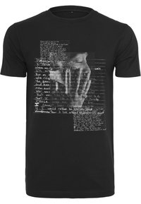 Czarna bawełniana koszulka T-shirt z teksturowaną grafiką przedstawiającą dłonie zakrywające twarz, na której znajdują się nałożone białe odręczne napisy i linie.