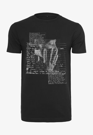 Crna pamučna majica s teksturiranom grafikom ruku koje prekrivaju lice, na kojoj se nalaze bijeli rukopisni tekst i linije.