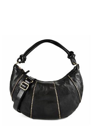 Schwarze Lederhandtasche mit geschwungener Form, goldenen Nieten in vertikalen Linien, geknotetem Griff und verstellbarem Schulterriemen mit Schnalle.