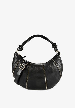 Schwarze Lederhandtasche mit geschwungener Form, goldenen Nieten in vertikalen Linien, geknotetem Griff und verstellbarem Schulterriemen mit Schnalle.