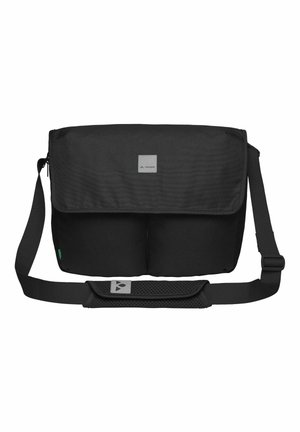 Schwarze Crossbody-Umhängetasche mit verstellbarem, gepolstertem Schultergurt, Klappenverschluss und VAUDE-Logo mittig vorne.