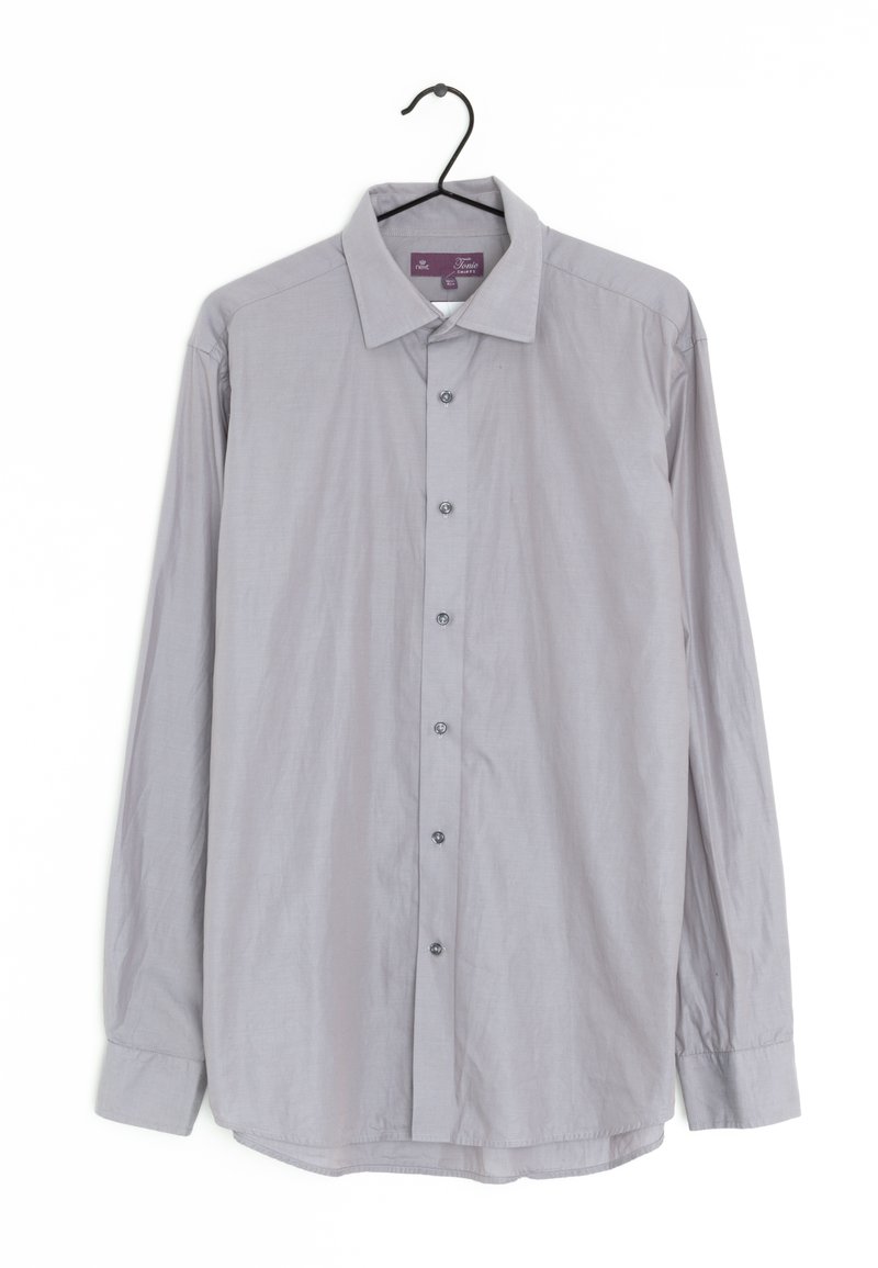 Chemise à manches longues gris clair avec col, devant à boutons et ourlet droit. Tissu lisse avec une texture subtile et six boutons assortis.