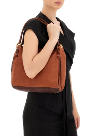 Borsa in suede marrone con dettagli in pelle, caratterizzata da un design intrecciato sui lati, due manici e una forma strutturata.