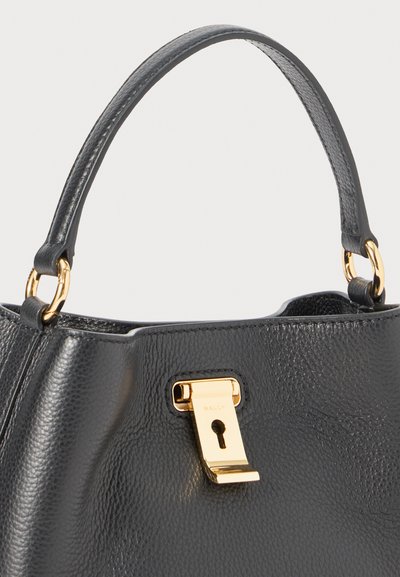 Sac à main en cuir noir avec un fermoir et des accessoires en ton doré, texture lisse, et une poignée courte avec une forme structurée.