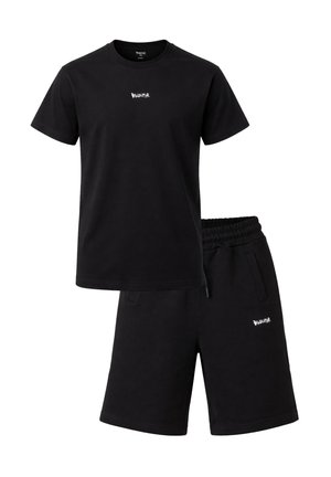 Completo composto da T-shirt nera a maniche corte e pantaloncini con elastico in vita, con piccolo logo bianco sul petto e sulla coscia sinistra.