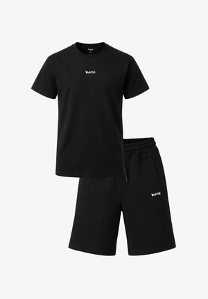Completo composto da T-shirt nera a maniche corte e pantaloncini con elastico in vita, con piccolo logo bianco sul petto e sulla coscia sinistra.