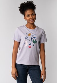 Helles Lavendel T-Shirt mit kurzen Ärmeln aus Baumwolle, mit einem abstrakten Gesichtsmuster featuring roten Lippen, blauen Augen und grünen Akzenten.