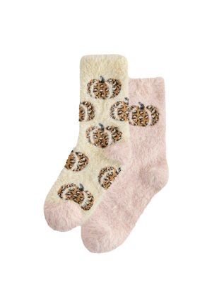 Zwei flauschige Socken, eine cremefarben mit braunem Leopardenmuster und Kürbissen, die andere einfarbig hellrosa, beide mit weicher Textur und abgerundeter Form.