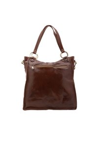 Bruine leren handtas met een gladde textuur, twee bovenhandvatten, een voorvak met rits en metalen sierdetails. Rechthoekige vorm.