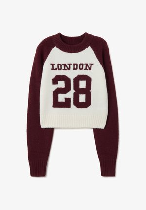 Bordeaux en crèmekleurige cropped sweater met raglanmouwen. Bevat "LONDEN" in kastanjebruin en het nummer "28" aan de voorkant. Geribde boorden en onderzoom.