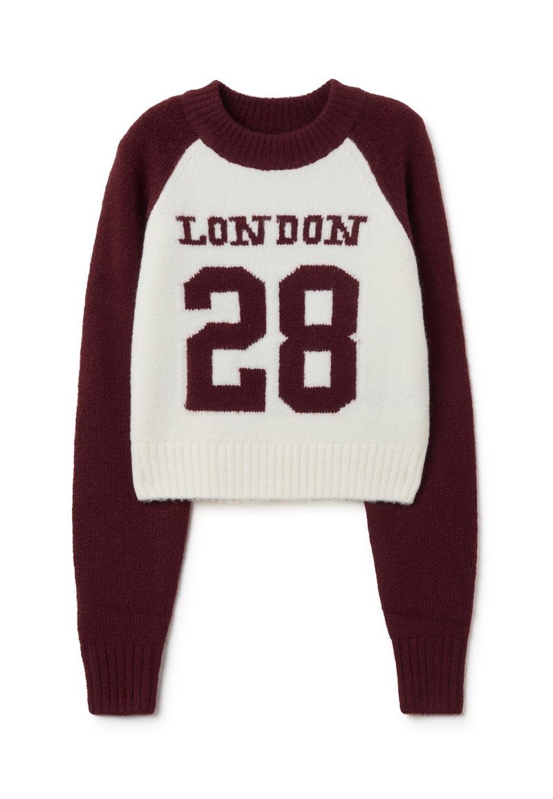 Burgunderfarbenes und cremefarbenes, gekürztes Sweatshirt mit Raglanärmeln. Auf der Vorderseite ist "LONDON" in dunkelrot und die Zahl "28" abgedruckt. Mit gerippten Bündchen und Saum.