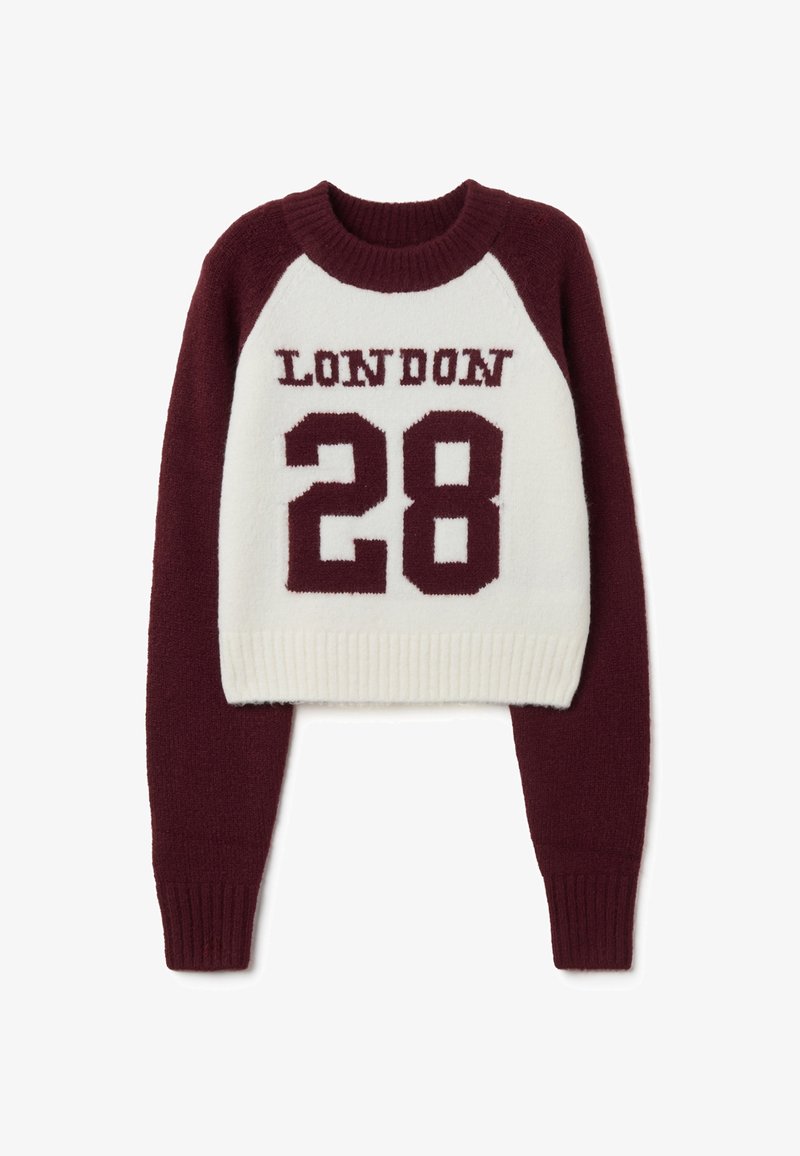 Burgunderfarbenes und cremefarbenes, gekürztes Sweatshirt mit Raglanärmeln. Auf der Vorderseite ist "LONDON" in dunkelrot und die Zahl "28" abgedruckt. Mit gerippten Bündchen und Saum.