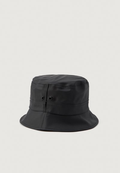 Cappello a secchiello impermeabile nero realizzato in nylon liscio. Presenta una tesa larga e fori di ventilazione in metallo, con un discreto logo impresso sul lato.