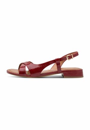 Rød laklæderslingback sandal med krydsremdesign, lav blokhæl og justerbar ankelremsspænde. Glat tekstur og minimalistisk stil.