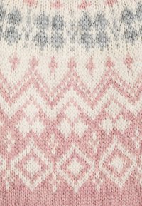 Tissu de pull en maille avec un motif géométrique rose clair, blanc et gris comprenant des losanges et des zigzags ; texture douce et aspect chaleureux.