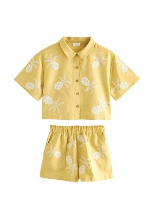 SET - REGULAR FIT - Shorts - ochre cream