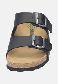 Zwarte leren sandalen met twee verstelbare zilveren gespen, kurken voetbed en een gestructureerde rubberen zool. Natuurlijke kleur binnenvoering.