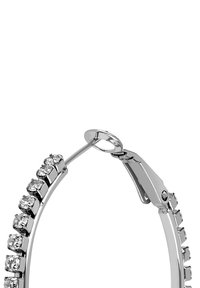 Silberner Creolenohrring mit einer Reihe klarer Strasssteine, einem sicheren Verschluss und einer glatten, polierten Oberfläche mit kreisförmiger Form.