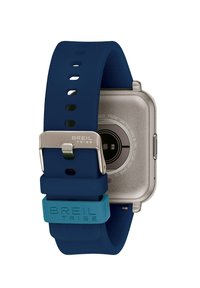 Montre intelligente carrée avec un boîtier en argent, un bracelet en silicone bleu marine et une bande d'accent bleu. Elle dispose d'une boucle en métal et de trous de ventilation.