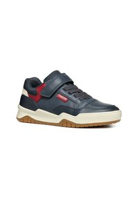 Zapatillas azul marino con parte superior de cuero, lengüeta de malla y suela de goma. Presentan una correa de Velcro y detalles en rojo. Detalles texturizados en los laterales.