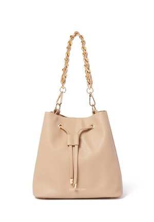 Sac seau texturé beige avec bandoulière chaîne dorée et fermeture à cordon, marqué "Forever New" en petites lettres dorées.