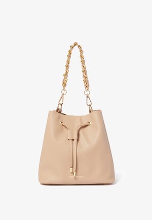 Sac seau texturé beige avec bandoulière chaîne dorée et fermeture à cordon, marqué "Forever New" en petites lettres dorées.
