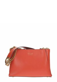 Borsa a tracolla in pelle rossa con forma strutturata, una tracolla in catena dorata e dettagli con logo in rilievo. Presenta una texture liscia e accenti decorativi.