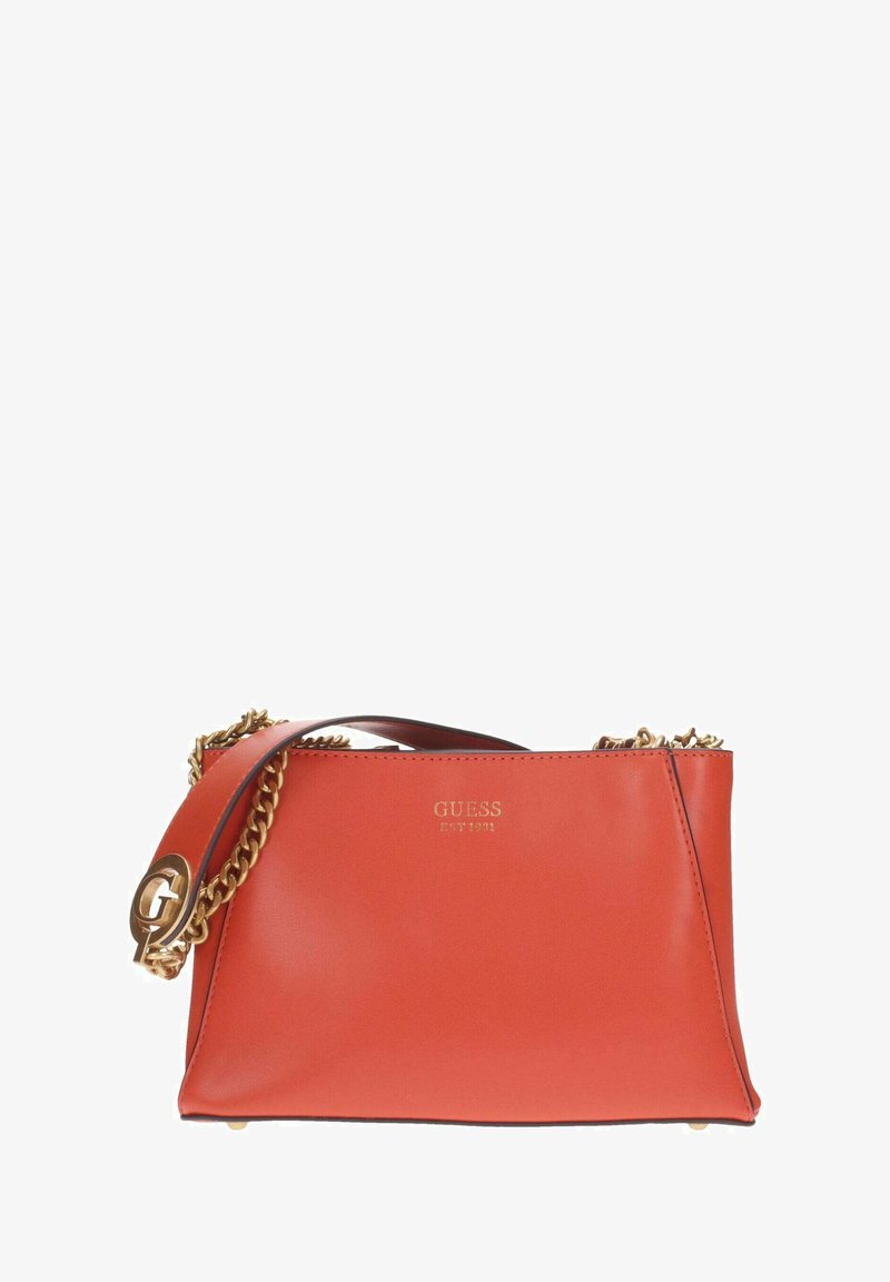 Borsa a tracolla in pelle rossa con forma strutturata, una tracolla in catena dorata e dettagli con logo in rilievo. Presenta una texture liscia e accenti decorativi.