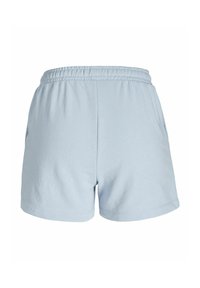 Shorts en coton bleu clair avec une taille élastique, dotés de deux poches latérales, d'une texture lisse et d'un design décontracté.