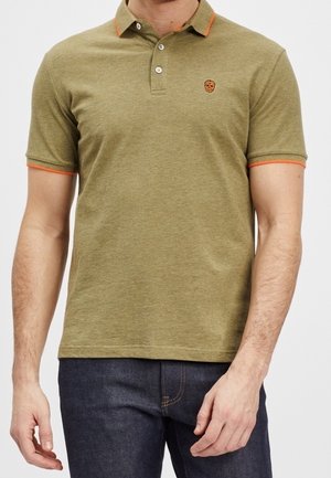 Zielona oliwkowa koszulka polo z trzema guzikami, pomarańczowym kołnierzykiem i wykończeniem na rękawach, z małym logo na lewej piersi.
