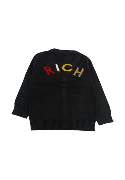 Maglione nero con polsini e orlo a costine, con la parola "RICH" in lettere multicolori: rosso, giallo, bianco e marrone.