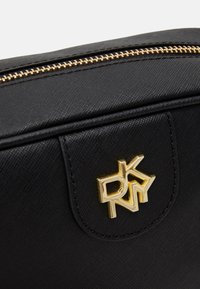 DKNY Taška s příčným popruhem - black