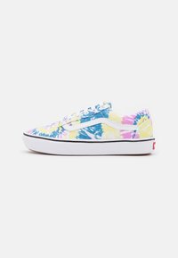 Zapatillas de lona multicolores con un patrón de tie-dye en azul, amarillo y rosa. Cierre de cordones blanco y suela blanca con ribete negro.