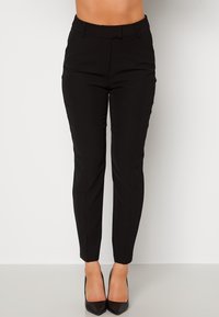 Svarta skräddarsydda byxor med en figursydd design, slät textur, smal fåll och platt framdel med bälteshällor.