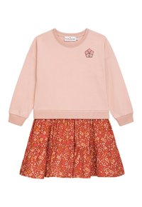 Hellrosa Sweatshirt mit Rippbündchen, kombiniert mit einem gestuften Rock im rostfarbenen Muster, der kleine Blumenmuster aufweist. Besticktes Blumenakzent.