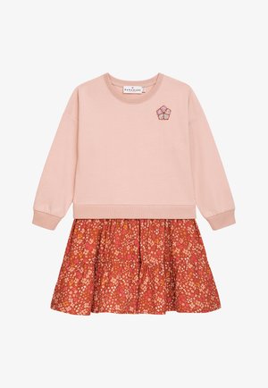 Hellrosa Sweatshirt mit Rippbündchen, kombiniert mit einem gestuften Rock im rostfarbenen Muster, der kleine Blumenmuster aufweist. Besticktes Blumenakzent.