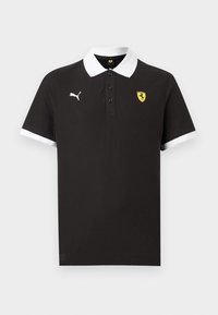 Polo noir à manches courtes avec col et poignets blancs, arborant le logo Puma sur la poitrine droite et le blason jaune Ferrari sur la poitrine gauche.
