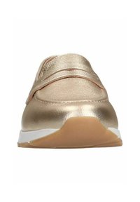 Metallisch goldener Slipper mit strukturierter Oberfläche, ausgestattet mit zwei elastischen Riemen und einem weißen Akzent auf der Sohle. Braune Gummisohle.