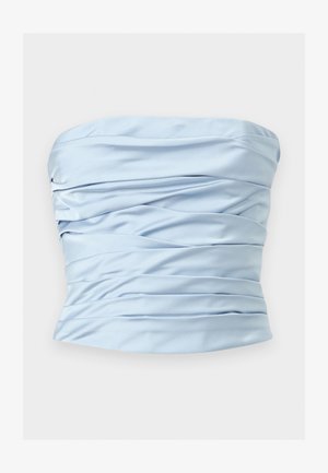 Haut bustier en satin bleu clair avec des plis horizontaux et une texture légèrement froncée sur un fond uni.