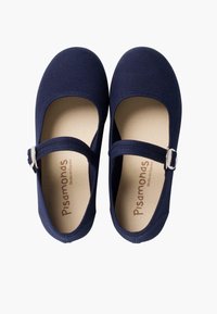 Zapatos Mary Jane de color azul marino con una parte superior de lona, punta redonda y una correa con hebilla sobre el empeine. Presenta una plantilla beige con la letra de la marca.