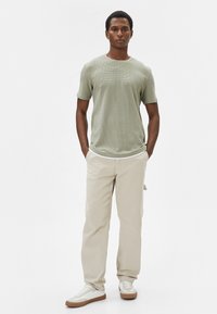 Koton DETAIL CREW NECK TEXTURED  - T-shirts basic - khaki