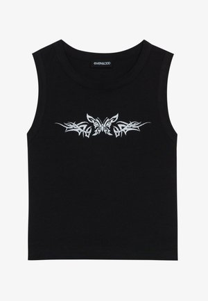 Top sin mangas negro de algodón; presenta un diseño de mariposa metálica plateada y un patrón tribal en el pecho. Cuello redondo.