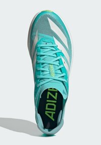 Scarpa da corsa turchese con accenti bianchi, tomaia in rete leggera, lacci piatti e "ADIZERO" stampato in verde sulla soletta.