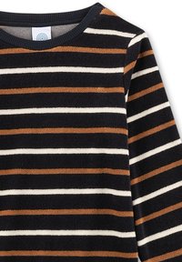 Gestreifter Pullover mit navyblauen, weißen und braunen horizontalen Streifen. Weicher Stoff, runder Halsausschnitt und lange Ärmel.