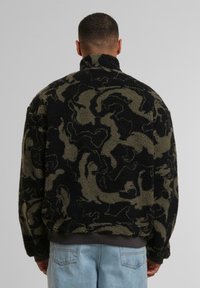 Urban Classics PATTERN TROYER - Fleece trui - oliveswirl