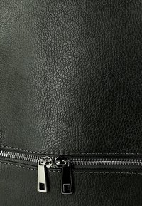 DrachenLeder Tagesrucksack - grau