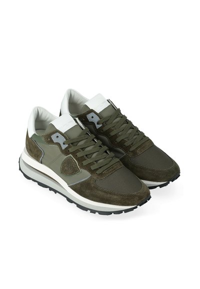 Un paio di sneaker in suede e mesh verde oliva e bianco con chiusura con lacci e suola in gomma nera, mostrato in prospettiva su uno sfondo bianco.