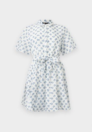 Robe-chemise blanche à manches courtes avec imprimé floral bleu, boutonnée sur le devant, col et ceinture à nouer à la taille.