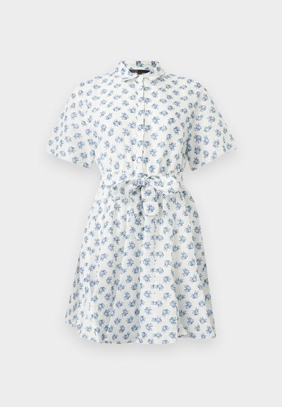 Λευκό φόρεμα πουκάμισο με κοντά μανίκια, μπλε ανθιστό σχέδιο, κουμπιά στο μπροστινό μέρος, γιακά και ζώνη μέσης δεμένη με φιόγκο.